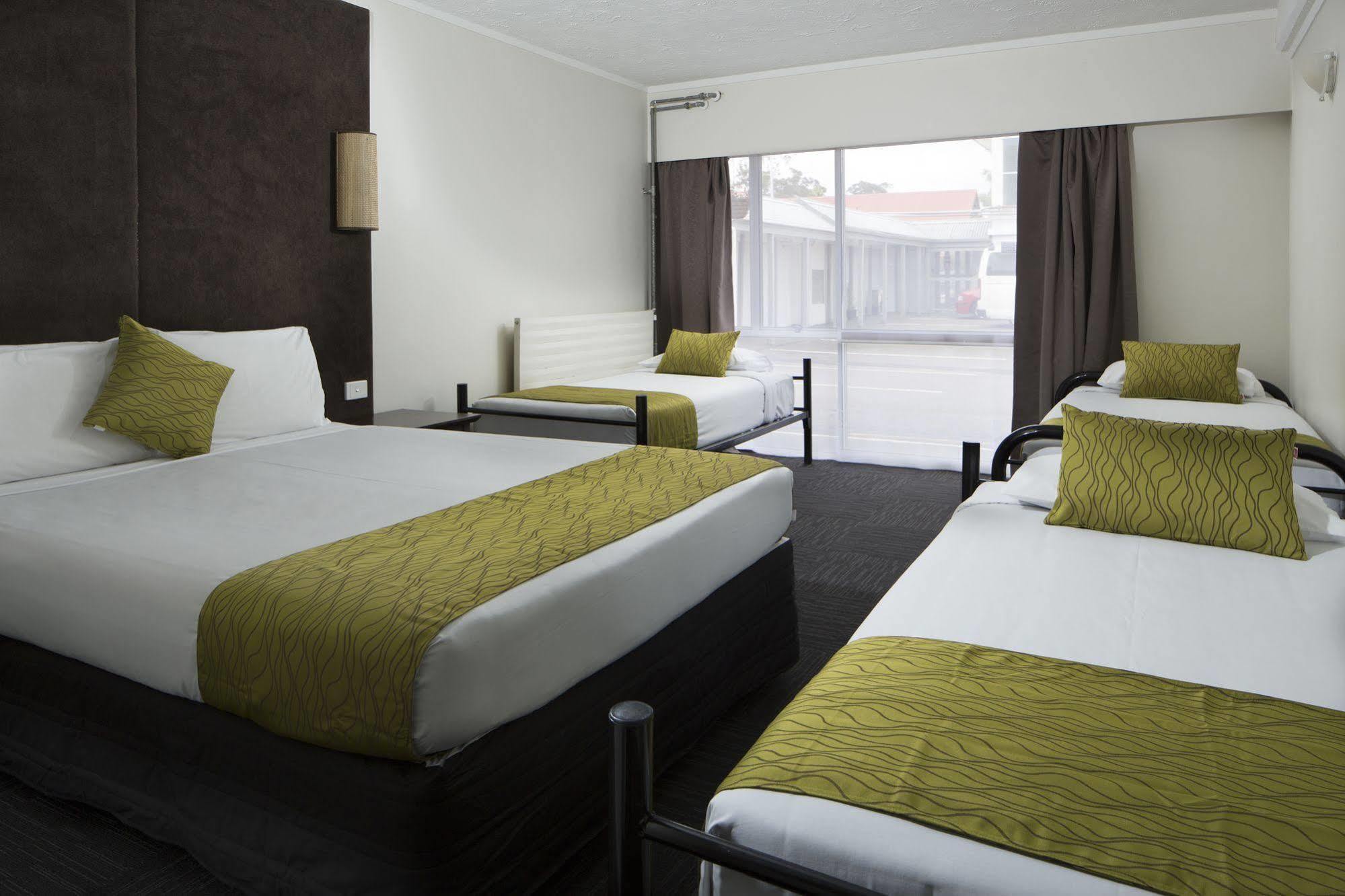 Four Canoes Hotel Роторуа Екстериор снимка